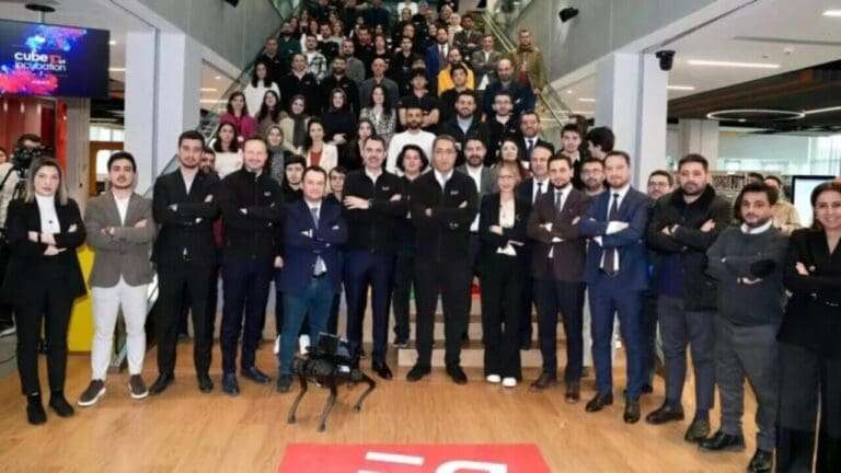 Визит в Teknopark Istanbul от кандидата на должность мэра Стамбула Курума