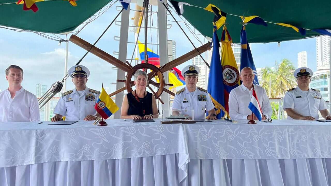 cotecmar-and-damen-sign-contract-01 (1)