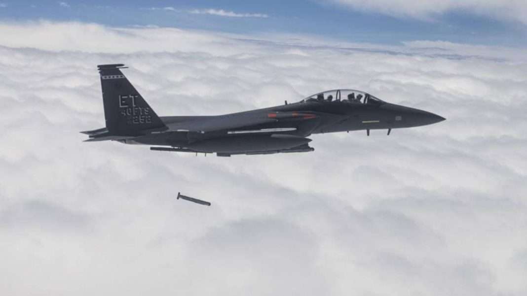 Raytheon получила дополнительные $350 млн на поддержку авиабомбы StormBreaker