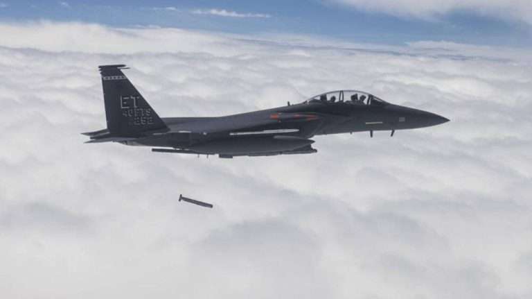 Raytheon получила дополнительные $350 млн на поддержку авиабомбы StormBreaker
